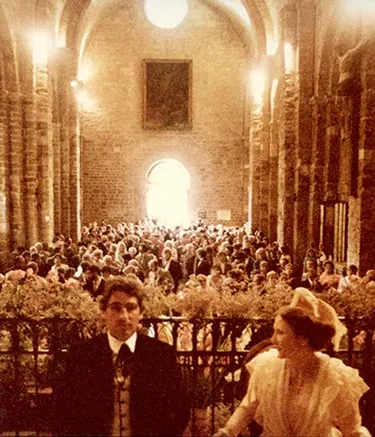 Cérémonie de mariage dans une église du Pays d'Arles