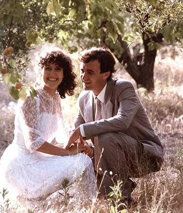 Couple de mariés assis dans les Alpilles