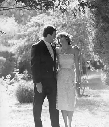 Photographie noir et blanc d'un couple marié