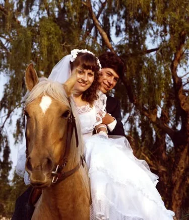 Mariés à cheval photographiés en Camargue